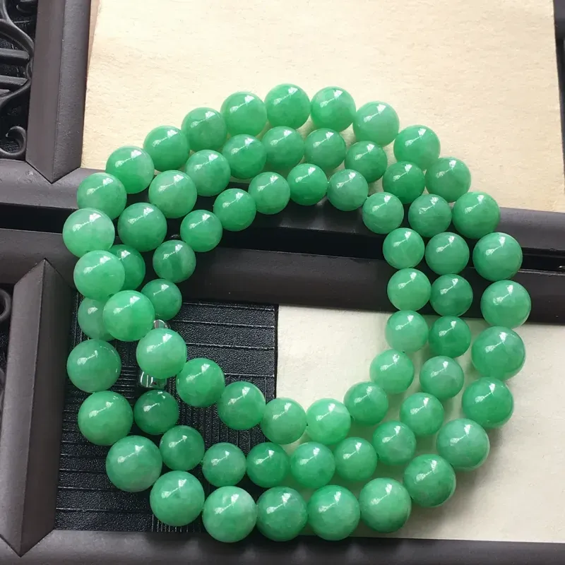 翡翠满绿圆珠手链，种水好玉质细腻温润，颜色漂亮。裸石尺寸：取大 9.3mm 取小 7.1mm 项链周长：56cm
