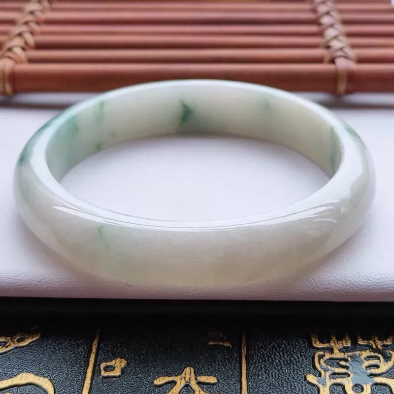【正圈60圈口】自然光实拍，天然翡翠A货水润飘蓝花平安镯，尺寸：60-12.2-7.8mm，重量：51.32g。质地细腻，种水十足，飘蓝花灵动飘逸，颜色典雅，牛奶底子，柔滑细腻，上身优雅迷人！