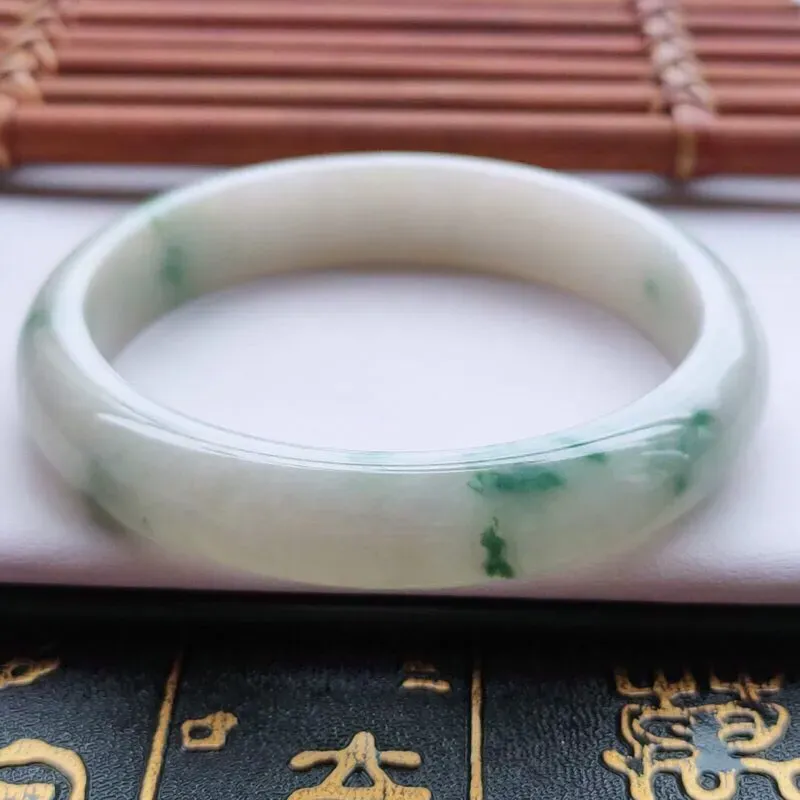 【正圈60圈口】自然光实拍，天然翡翠A货水润飘蓝花平安镯，尺寸：60-12.2-7.8mm，重量：51.32g。质地细腻，种水十足，飘蓝花灵动飘逸，颜色典雅，牛奶底子，柔滑细腻，上身优雅迷人！
