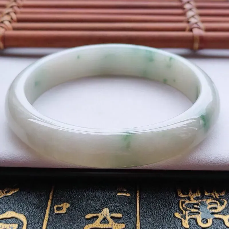 【正圈60圈口】自然光实拍，天然翡翠A货水润飘蓝花平安镯，尺寸：60-12.2-7.8mm，重量：51.32g。质地细腻，种水十足，飘蓝花灵动飘逸，颜色典雅，牛奶底子，柔滑细腻，上身优雅迷人！