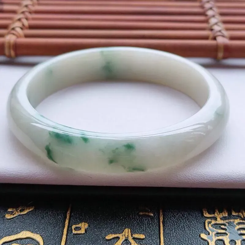 【正圈60圈口】自然光实拍，天然翡翠A货水润飘蓝花平安镯，尺寸：60-12.2-7.8mm，重量：51.32g。质地细腻，种水十足，飘蓝花灵动飘逸，颜色典雅，牛奶底子，柔滑细腻，上身优雅迷人！