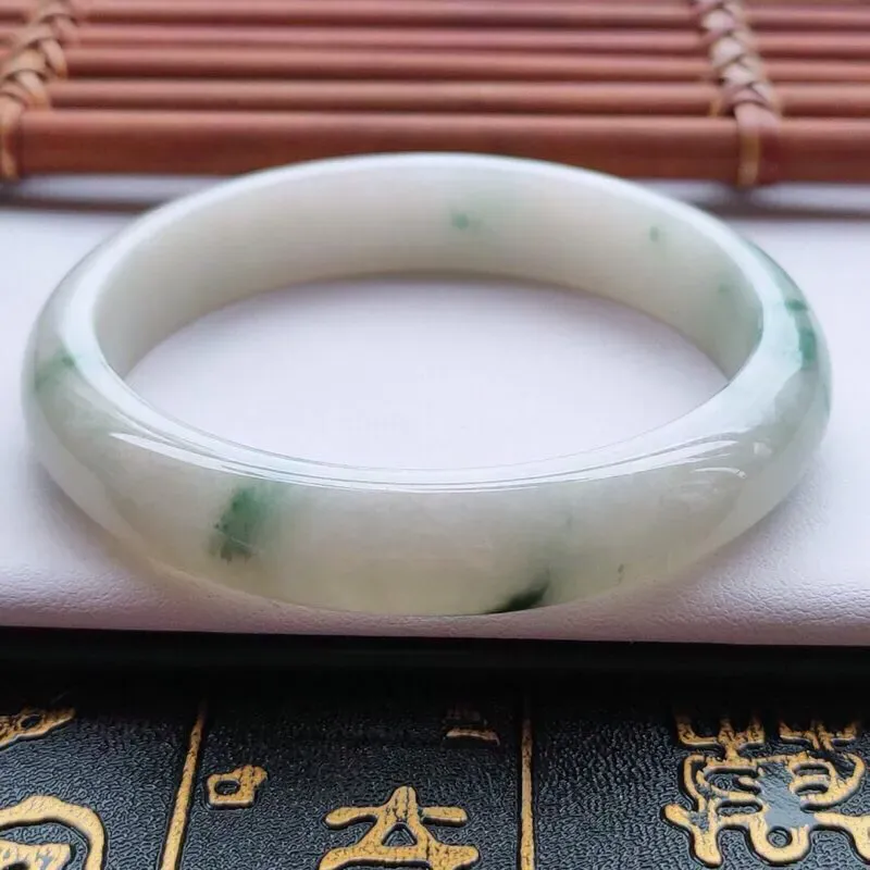 【正圈60圈口】自然光实拍，天然翡翠A货水润飘蓝花平安镯，尺寸：60-12.2-7.8mm，重量：51.32g。质地细腻，种水十足，飘蓝花灵动飘逸，颜色典雅，牛奶底子，柔滑细腻，上身优雅迷人！