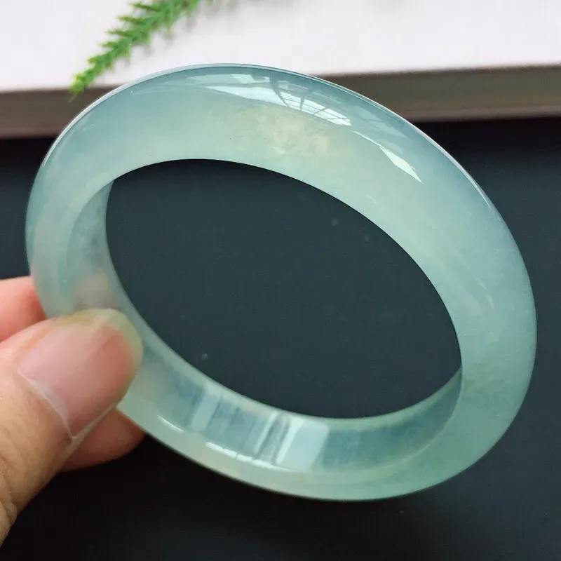 【正圈55.6mm,高冰淡底色手镯,晶莹透亮,荧光闪闪,清雅迷人,高贵奢华】图5