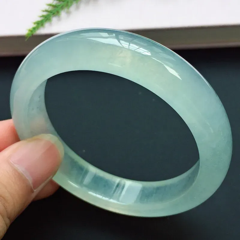 【正圈55.6mm,高冰淡底色手镯,晶莹透亮,荧光闪闪,清雅迷人,高贵奢华】图4