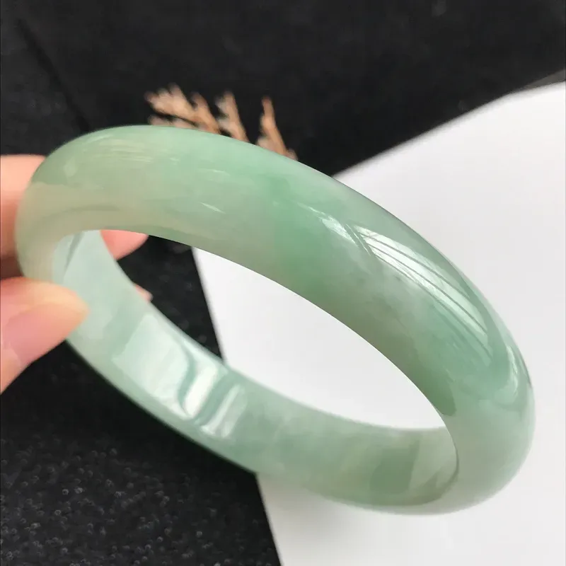 【圈口59mm,颜色好翡翠宽边手镯,上手典雅大气,端庄秀美,编号 619-11.22.3】图1