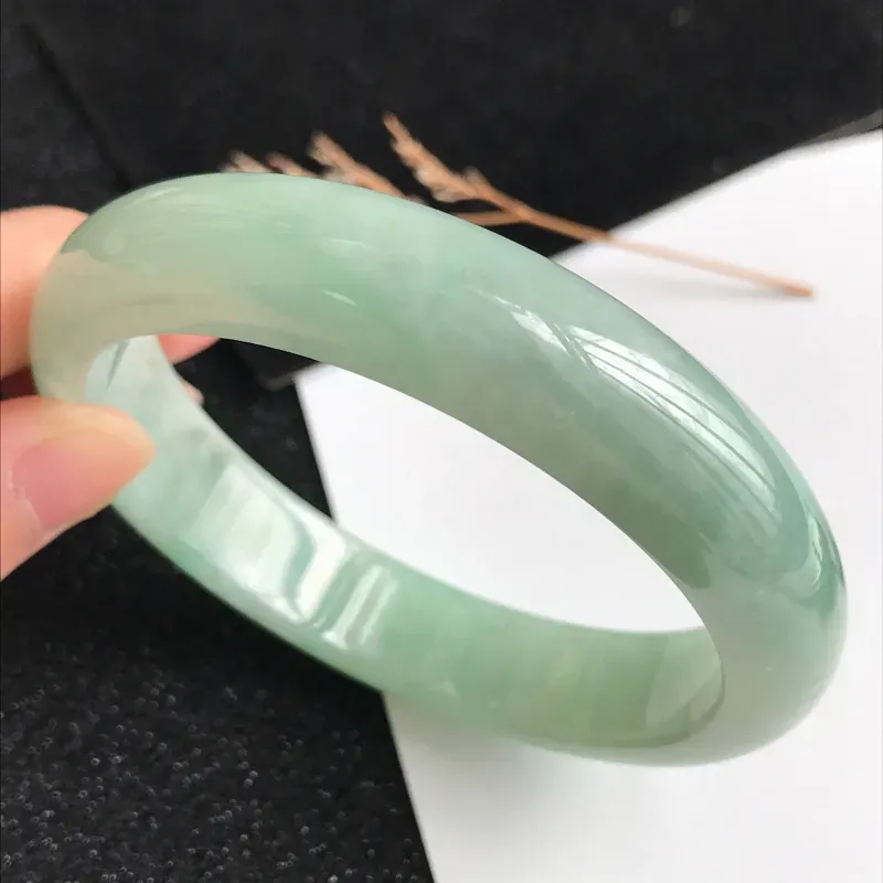 【圈口59mm,颜色好翡翠宽边手镯,上手典雅大气,端庄秀美,编号 619-11.22.3】图3