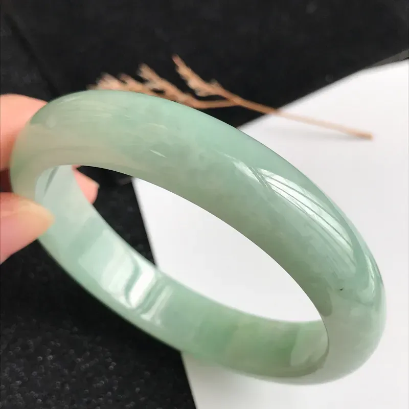 【圈口59mm,颜色好翡翠宽边手镯,上手典雅大气,端庄秀美,编号 619-11.22.3】图7
