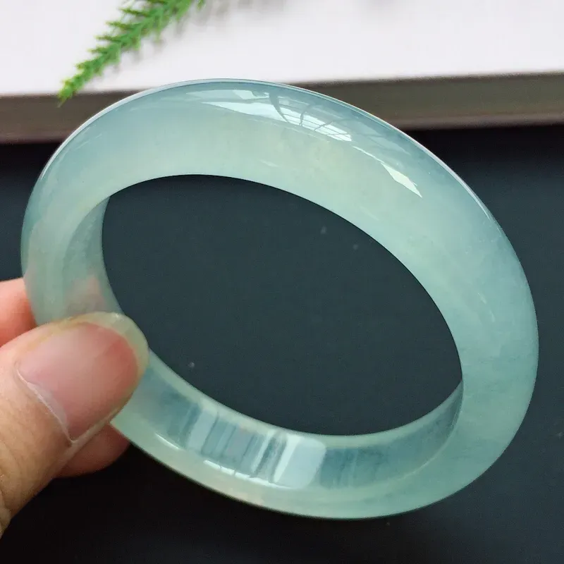 【正圈55.6mm,高冰淡底色手镯,晶莹透亮,荧光闪闪,清雅迷人,高贵奢华】图8