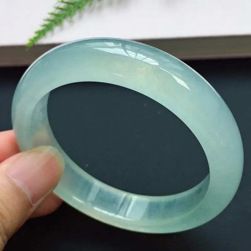 【正圈55.6mm,高冰淡底色手镯,晶莹透亮,荧光闪闪,清雅迷人,高贵奢华】图9