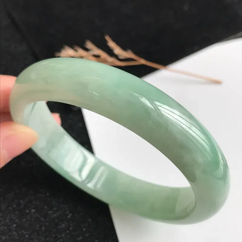 【圈口59mm,颜色好翡翠宽边手镯,上手典雅大气,端庄秀美,编号 619-11.22.3】图5