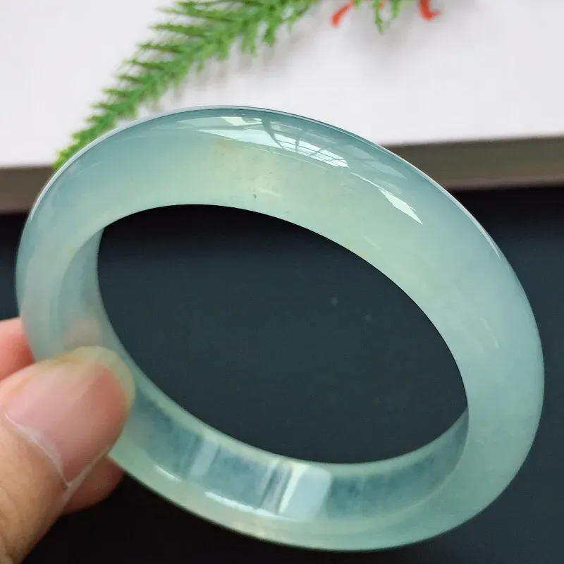 【正圈55.6mm,高冰淡底色手镯,晶莹透亮,荧光闪闪,清雅迷人,高贵奢华】图2