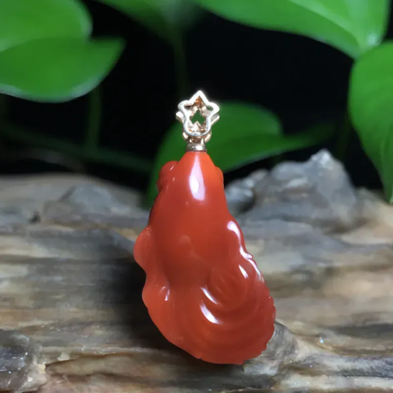 【南红玫瑰红【如鱼得水】挂件。玉质莹润清透,线条柔和自然,给人栩栩如生之感,充满无限生机与活力,鱼游水中,暗寓生活、事业如鱼得水。裸石尺寸:26.7*14.7*9.3mm】图2