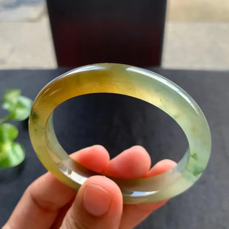 【老坑黄翡飘花贵妃手镯,尺寸53*10.5*7.5/47.5(换正圈51)老种,纯净细腻,通透无比,清澈水灵,起光起胶,色泽鲜黄,花清新,漂亮诱人!】图8