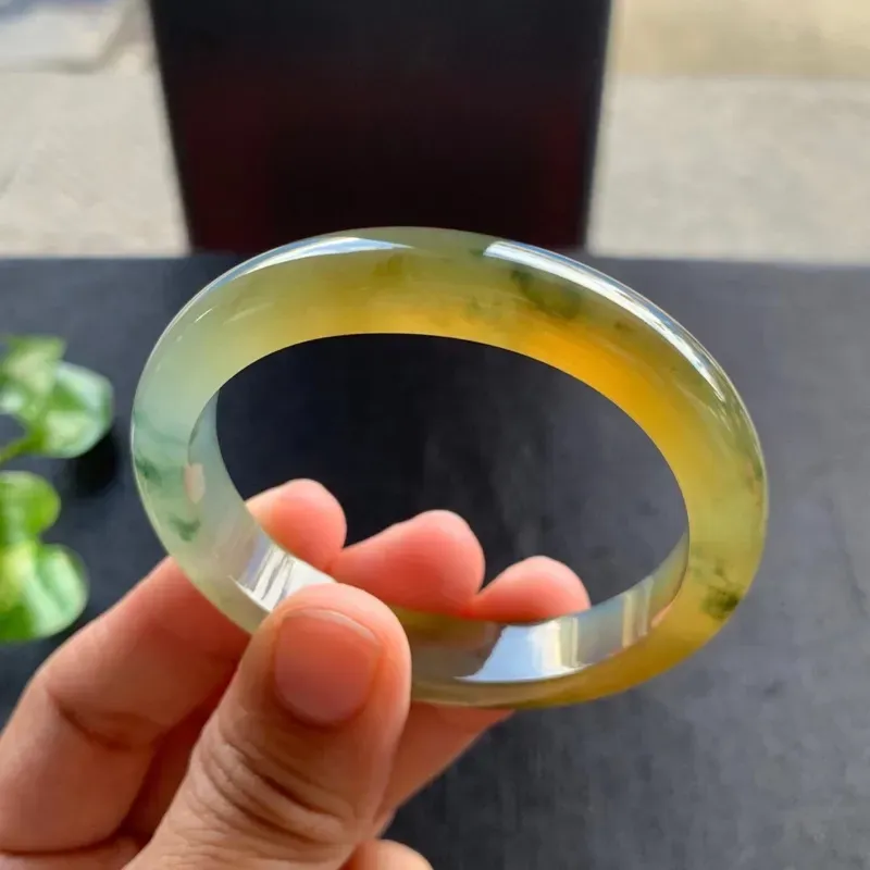 【老坑黄翡飘花贵妃手镯,尺寸53*10.5*7.5/47.5(换正圈51)老种,纯净细腻,通透无比,清澈水灵,起光起胶,色泽鲜黄,花清新,漂亮诱人!】图3