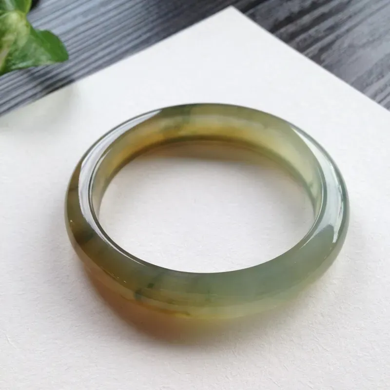 【老坑黄翡飘花贵妃手镯,尺寸53*10.5*7.5/47.5(换正圈51)老种,纯净细腻,通透无比,清澈水灵,起光起胶,色泽鲜黄,花清新,漂亮诱人!】图2