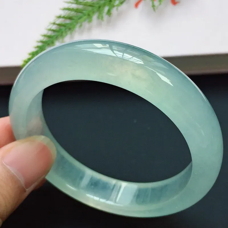 【正圈55.6mm,高冰淡底色手镯,晶莹透亮,荧光闪闪,清雅迷人,高贵奢华】图3