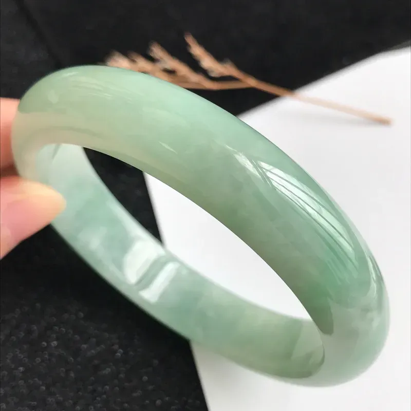 【圈口59mm,颜色好翡翠宽边手镯,上手典雅大气,端庄秀美,编号 619-11.22.3】图6