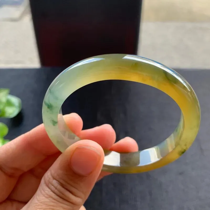 【老坑黄翡飘花贵妃手镯,尺寸53*10.5*7.5/47.5(换正圈51)老种,纯净细腻,通透无比,清澈水灵,起光起胶,色泽鲜黄,花清新,漂亮诱人!】图4