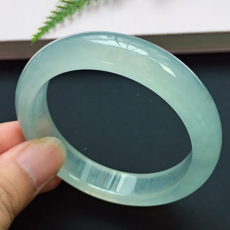 【正圈55.6mm,高冰淡底色手镯,晶莹透亮,荧光闪闪,清雅迷人,高贵奢华】图7