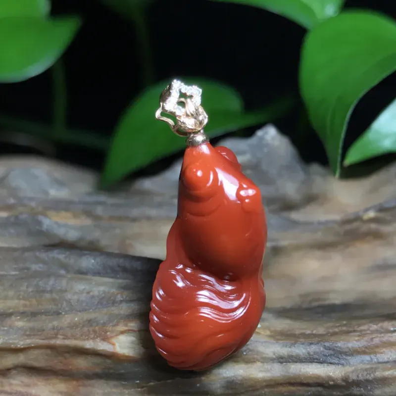 【南红玫瑰红【如鱼得水】挂件。玉质莹润清透,线条柔和自然,给人栩栩如生之感,充满无限生机与活力,鱼游水中,暗寓生活、事业如鱼得水。裸石尺寸:26.7*14.7*9.3mm】图1