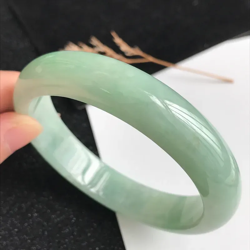 【圈口59mm,颜色好翡翠宽边手镯,上手典雅大气,端庄秀美,编号 619-11.22.3】图4