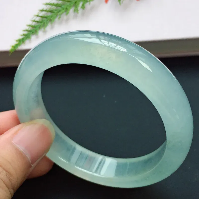 【正圈55.6mm,高冰淡底色手镯,晶莹透亮,荧光闪闪,清雅迷人,高贵奢华】图6