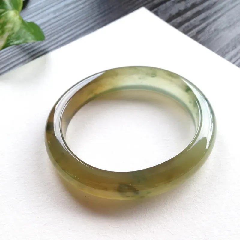【老坑黄翡飘花贵妃手镯,尺寸53*10.5*7.5/47.5(换正圈51)老种,纯净细腻,通透无比,清澈水灵,起光起胶,色泽鲜黄,花清新,漂亮诱人!】图1