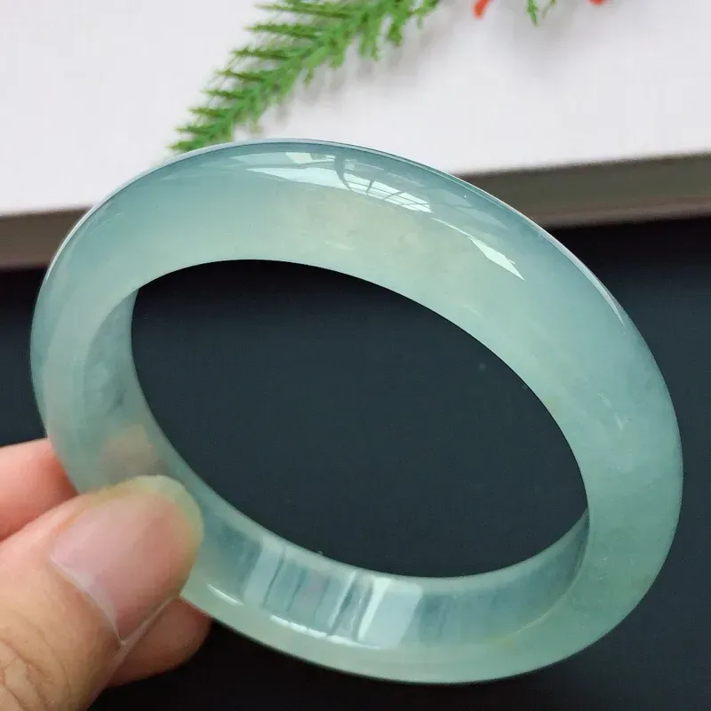 【正圈55.6mm,高冰淡底色手镯,晶莹透亮,荧光闪闪,清雅迷人,高贵奢华】图1