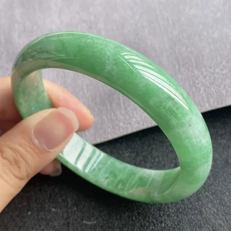 翡翠A货，规格60.2/13.3/7.2，老坑种绿正圈手镯，颜色非常好看，玉质细腻水润，上手优雅迷人