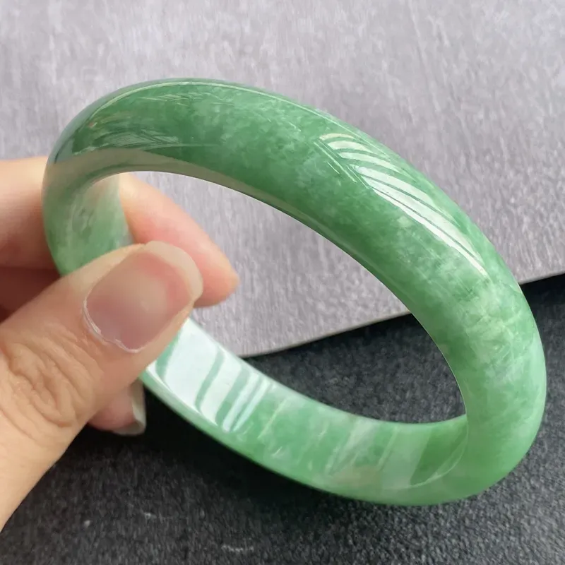 翡翠A货，规格60.2/13.3/7.2，老坑种绿正圈手镯，颜色非常好看，玉质细腻水润，上手优雅迷人