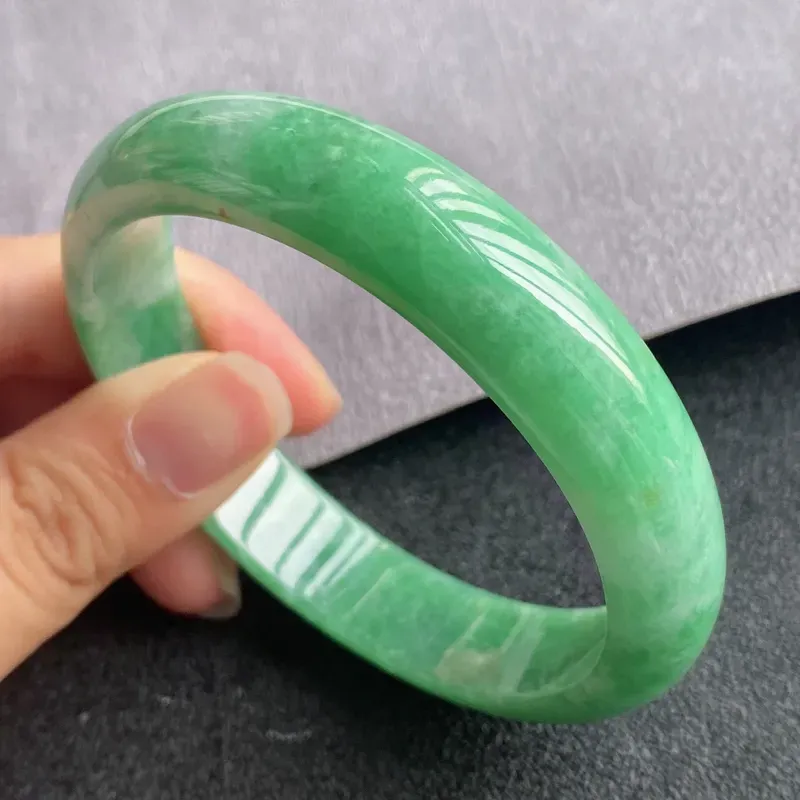 翡翠A货，规格60.2/13.3/7.2，老坑种绿正圈手镯，颜色非常好看，玉质细腻水润，上手优雅迷人