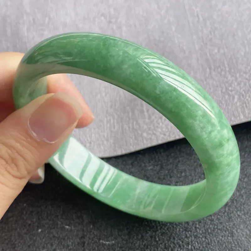 翡翠A货，规格60.2/13.3/7.2，老坑种绿正圈手镯，颜色非常好看，玉质细腻水润，上手优雅迷人