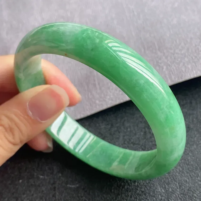 翡翠A货，规格60.2/13.3/7.2，老坑种绿正圈手镯，颜色非常好看，玉质细腻水润，上手优雅迷人