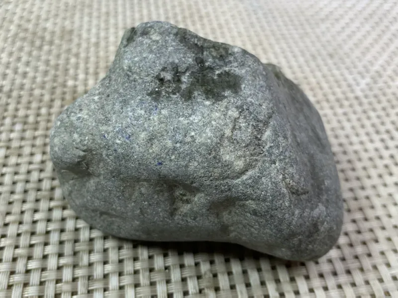#免费切石解石加工手镯##500克后江全赌精品料。【尺寸】 80*50*50mm 【产地】缅甸翡翠原石 【描述】料子种水不错，皮壳紧致完整，喜欢的翠友速来竞拍