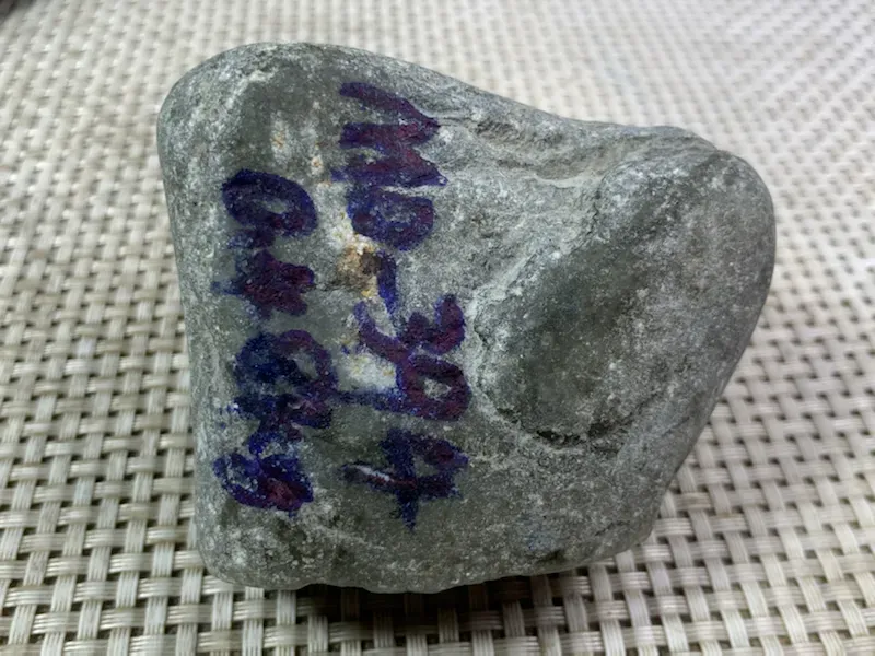 #免费切石解石加工手镯##500克后江全赌精品料。【尺寸】 80*50*50mm 【产地】缅甸翡翠原石 【描述】料子种水不错，皮壳紧致完整，喜欢的翠友速来竞拍