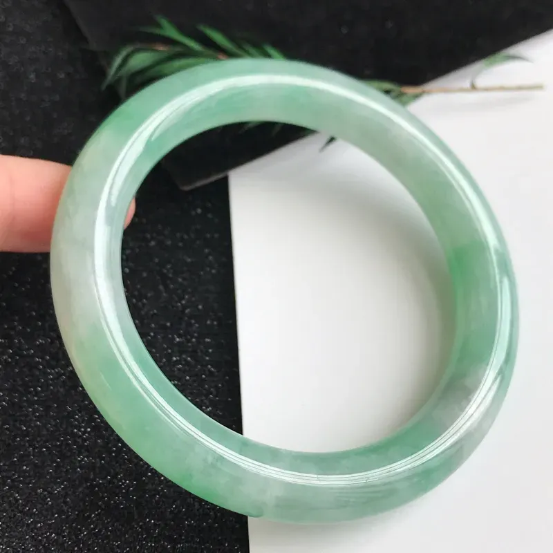 【圈口54.4mm,飘绿翡翠圆条手镯,上手高贵典雅,优雅大方,编号 1141-11.24.2】图5