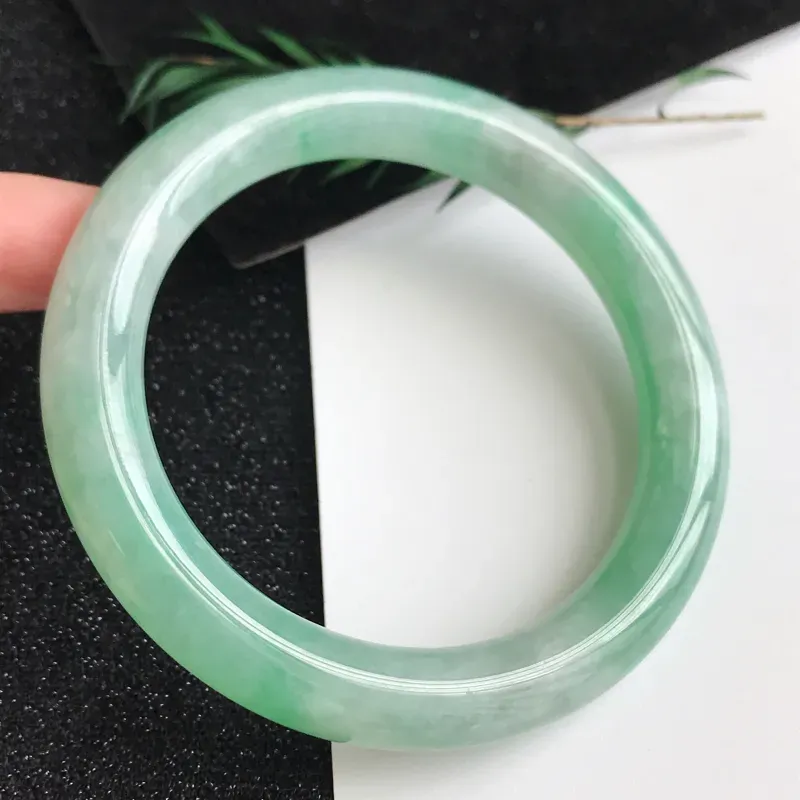 【圈口54.4mm,飘绿翡翠圆条手镯,上手高贵典雅,优雅大方,编号 1141-11.24.2】图4