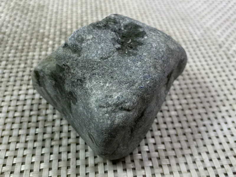 #免费切石解石加工手镯##500克后江全赌精品料。【尺寸】 80*50*50mm 【产地】缅甸翡翠原石 【描述】料子种水不错，皮壳紧致完整，喜欢的翠友速来竞拍