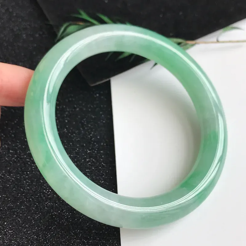 【圈口54.4mm,飘绿翡翠圆条手镯,上手高贵典雅,优雅大方,编号 1141-11.24.2】图2