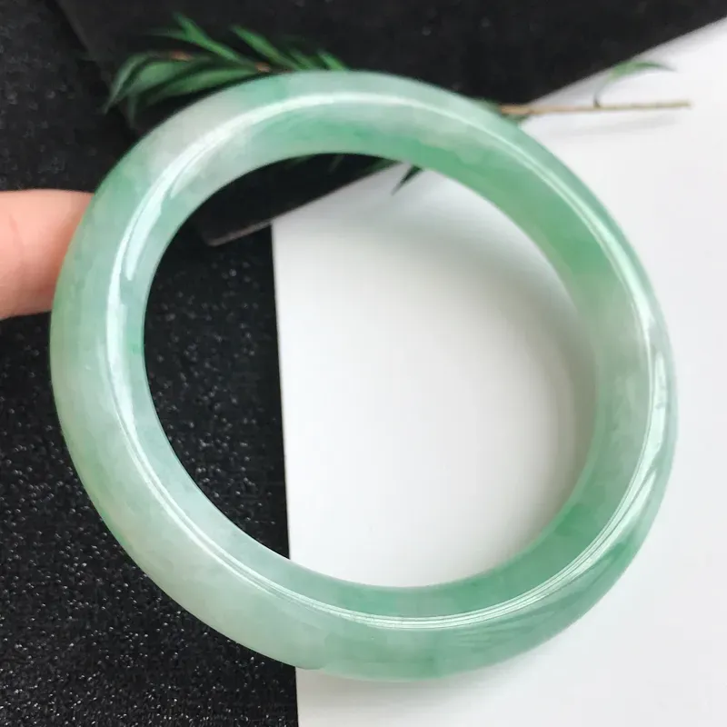 【圈口54.4mm,飘绿翡翠圆条手镯,上手高贵典雅,优雅大方,编号 1141-11.24.2】图8