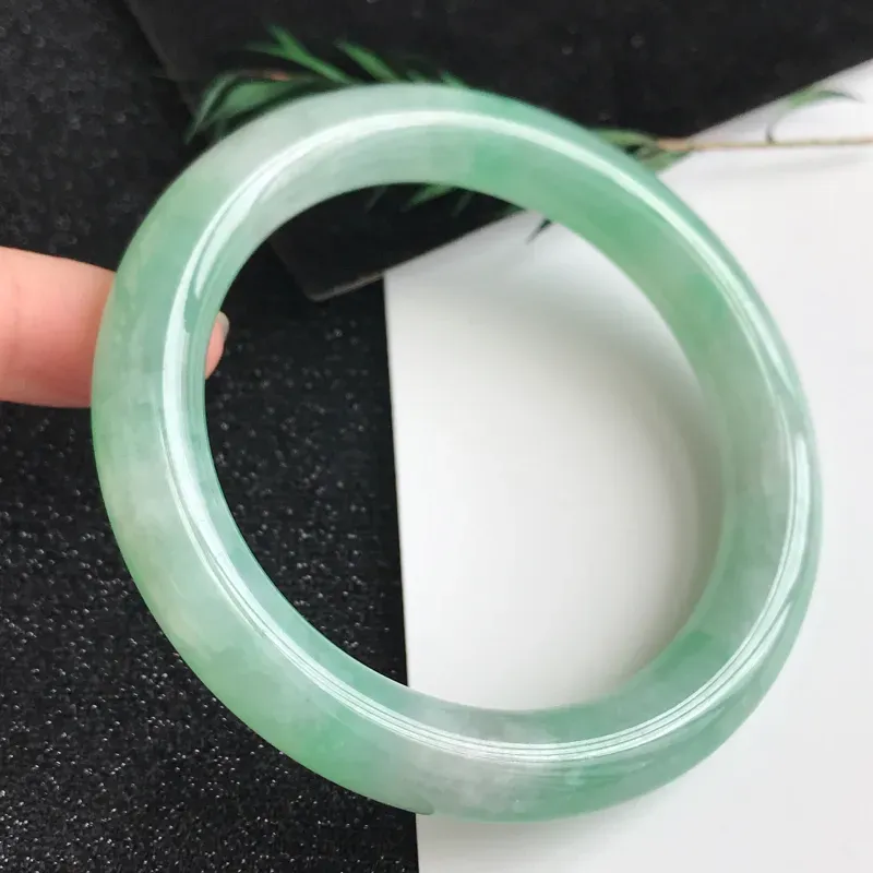 【圈口54.4mm,飘绿翡翠圆条手镯,上手高贵典雅,优雅大方,编号 1141-11.24.2】图6