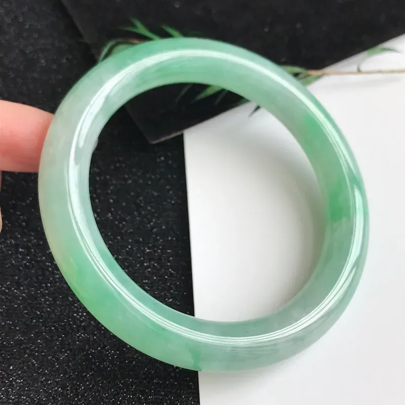 【圈口54.4mm,飘绿翡翠圆条手镯,上手高贵典雅,优雅大方,编号 1141-11.24.2】图3