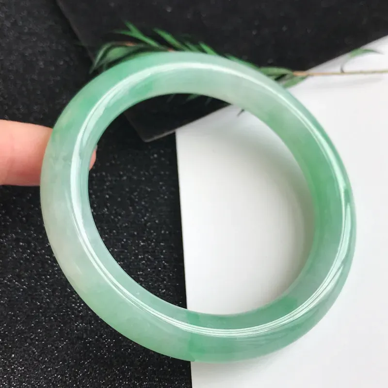 【圈口54.4mm,飘绿翡翠圆条手镯,上手高贵典雅,优雅大方,编号 1141-11.24.2】图1