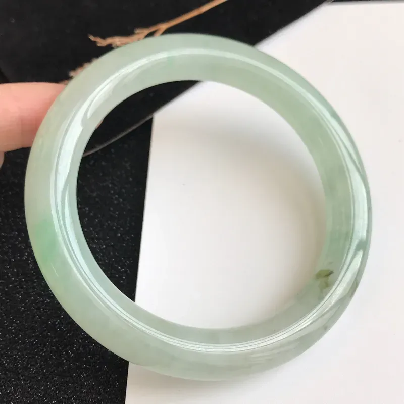 【圈口57.6mm,飘绿翡翠圆条手镯,上手典雅大气,端庄秀美,编号 GG-11.25.4】图7