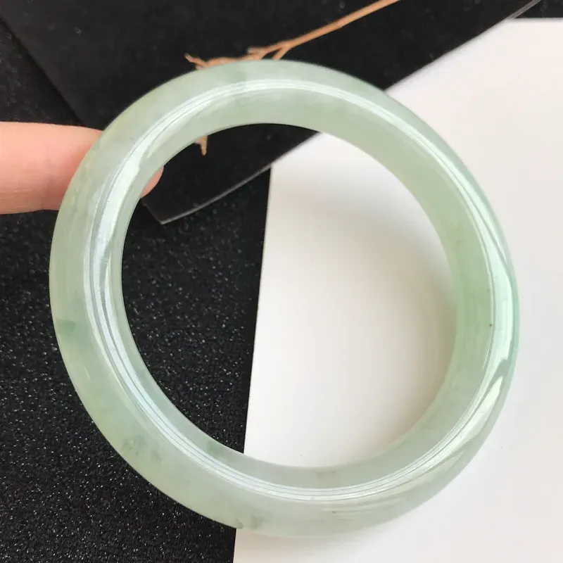 【圈口57.6mm,飘绿翡翠圆条手镯,上手典雅大气,端庄秀美,编号 GG-11.25.4】图1