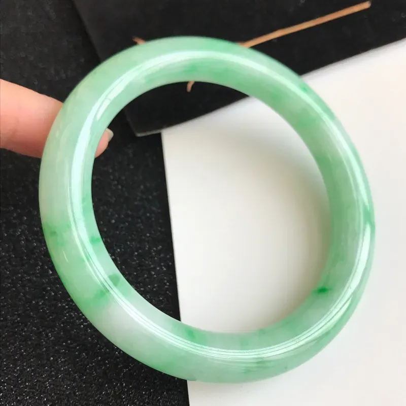 【圈口56.3mm,飘绿翡翠圆条手镯,上手高贵典雅,优雅大方,编号 1141-11.25.10】图6