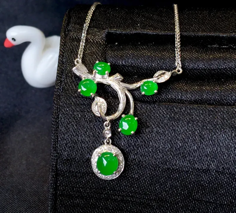 翡翠a货，满绿设计款锁骨项链，18k金伴钻，佩戴精美，性价比高，裸石尺寸5.2*4.7*2.2mm