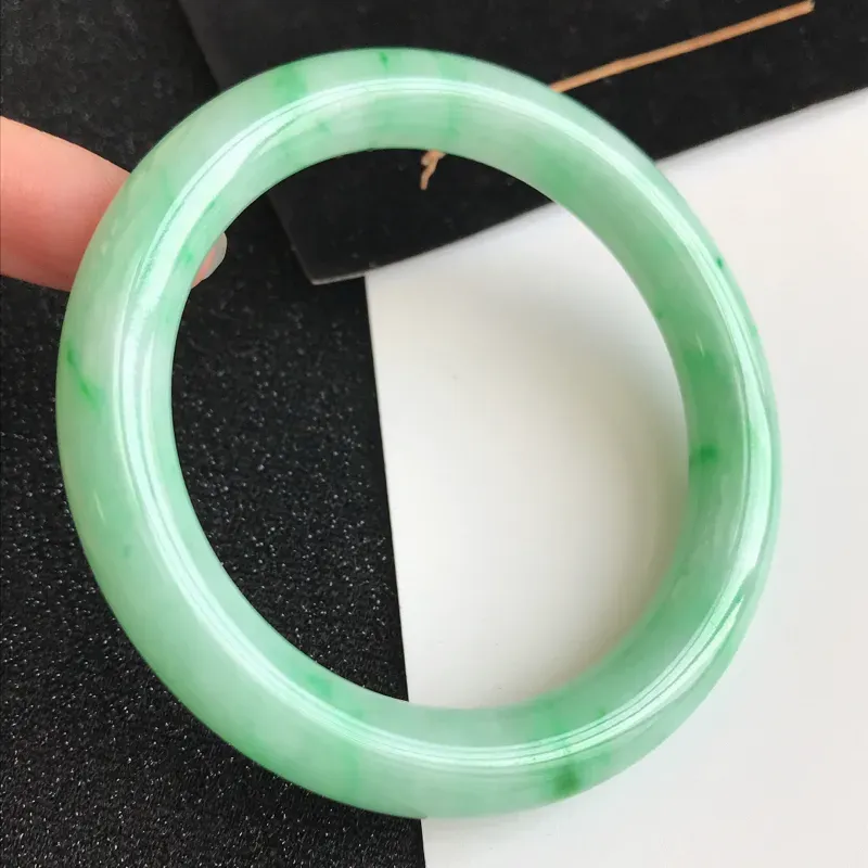 【圈口56.3mm,飘绿翡翠圆条手镯,上手高贵典雅,优雅大方,编号 1141-11.25.10】图3