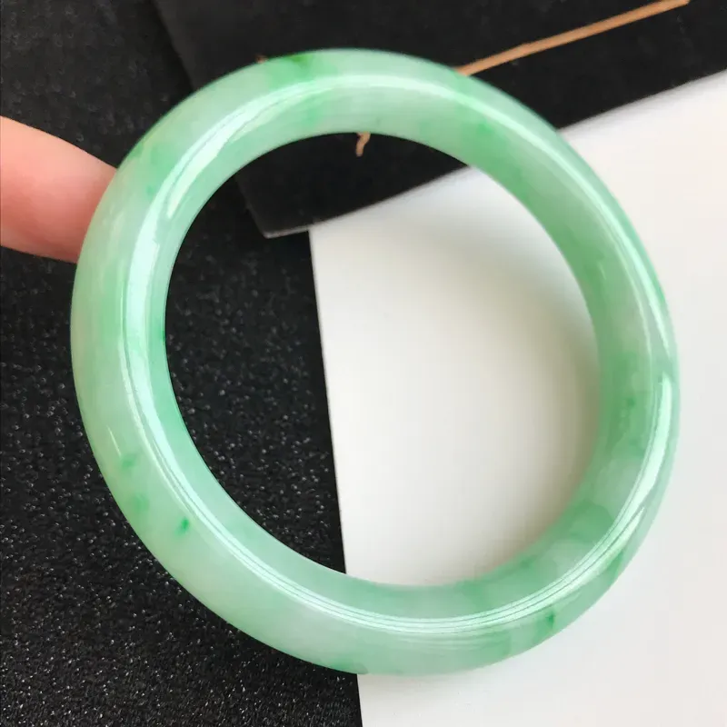 【圈口56.3mm,飘绿翡翠圆条手镯,上手高贵典雅,优雅大方,编号 1141-11.25.10】图1
