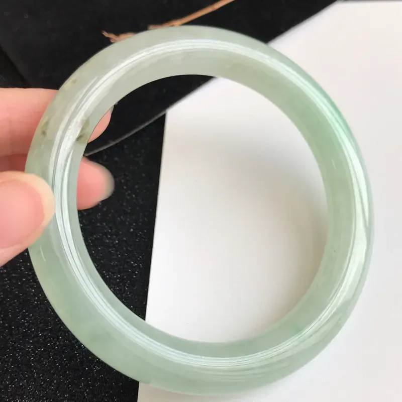 【圈口57.6mm,飘绿翡翠圆条手镯,上手典雅大气,端庄秀美,编号 GG-11.25.4】图5